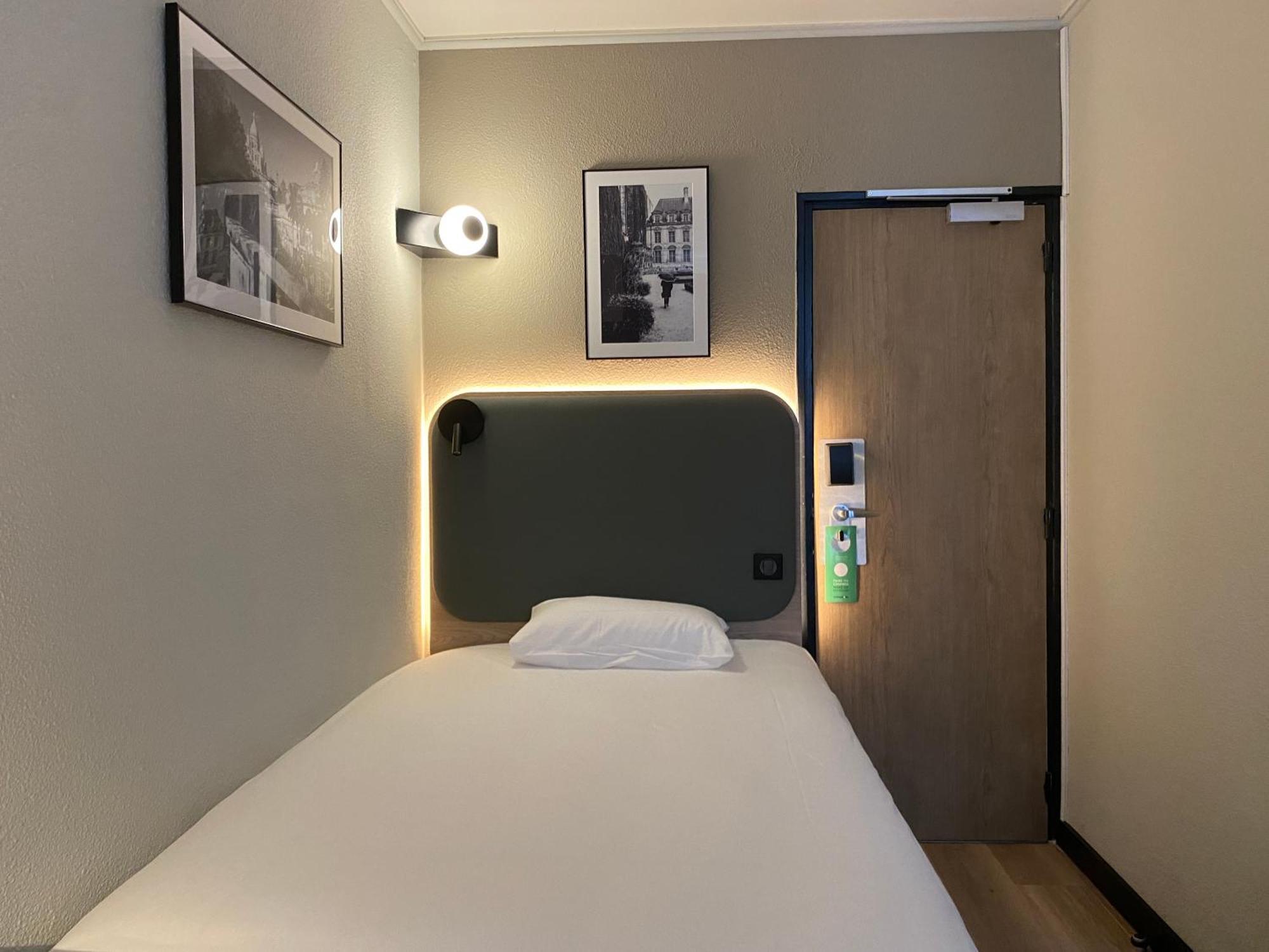 Campanile Paris Ouest - Hotel
